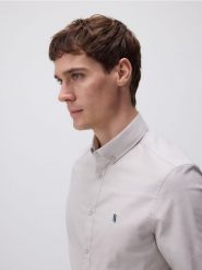 Bawełniana koszula slim fit - beżowy. Brązowe koszule męskie Reserved, l, bez wzorów, z bawełny, bez kołnierzyka, bez ramiączek. W wyprzedaży za 69.99 zł.