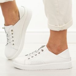 Białe skórzane półbuty damskie Vinceza 79590. Białe półbuty damskie VINCEZA, bez wzorów, z jeansu, eleganckie, z okrągłym noskiem, bez obcasa. Za 219.00 zł.