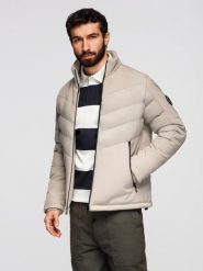 Kurtka męska pikowana z łączonych materiałów z wysokim kołnierzem – beżowa V4 - Rozmiar: XL. Brązowe kurtki męskie Ombre Clothing, m, z aplikacjami, z gumy, sportowe, bez kaptura. W wyprzedaży za 197.99 zł.