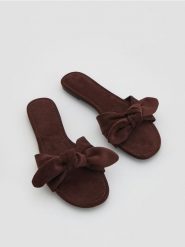Klapki z kokardami - ciemnobrązowy. Brązowe klapki damskie Reserved, bez wzorów, bez obcasa. Za 119.99 zł.