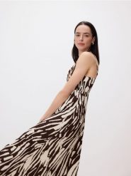 Wzorzysta sukienka - brązowy. Brązowe sukienki damskie Reserved, l, bez wzorów, z dzianiny, bez kołnierzyka, bez ramiączek, rozkloszowane. Za 129.99 zł.