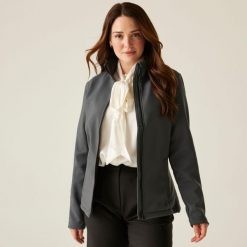 Softshell roboczy damski Ablaze. Szare kurtki softshell damskie Regatta, bez wzorów, z softshellu, bez kaptura. W wyprzedaży za 199.99 zł.