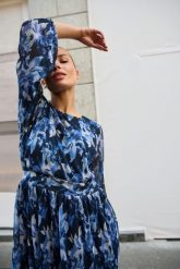 Plisowana sukienka granatowa. Sukienki damskie MOODO, m, bez wzorów, z elastanu, bez kołnierzyka, bez ramiączek. Za 159.99 zł.