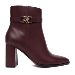 Botki Nine West. Czerwone botki damskie Nine West, bez obcasa, na słupku, bez zapięcia. Za 279.99 zł.
