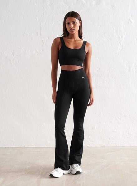Damskie legginsy bezszwowe, prążkowane, squat proof, dzwony, skrócone czarne. Czarne legginsy damskie Aim'n, m, bez wzorów, z dzianiny. Za 296.00 zł.