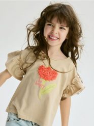 T-shirt z aplikacją - beżowy. Brązowe koszulki dziewczęce Reserved, m, z aplikacjami, z bawełny, bez ramiączek. W wyprzedaży za 22.99 zł.