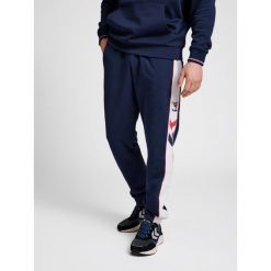 Spodnie do joggingu Hummel IC Durban. Niebieskie szorty męskie HUMMEL, bez wzorów, z dresówki. W wyprzedaży za 236.05 zł.