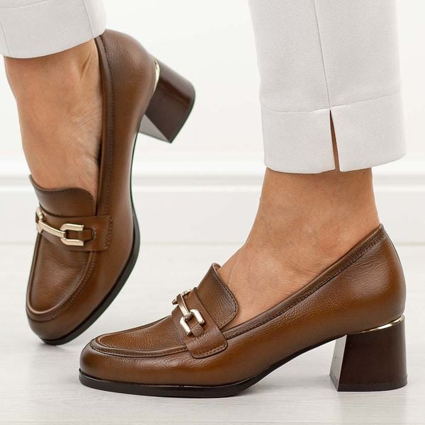 Brązowe półbuty damskie na obcasie Potocki 12784. Brązowe półbuty damskie POTOCKI, z aplikacjami, z jeansu, biznesowe, z okrągłym noskiem, bez obcasa, na obcasie. Za 189.00 zł.