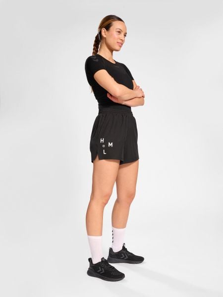 Szorty damskie Hummel Active Court Wov. Czarne spodenki sportowe damskie HUMMEL, s, z elastanu, na fitness i siłownię. Za 197.00 zł.