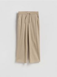 Spodnie z wiązaniem - beżowy. Brązowe spodnie materiałowe męskie Reserved, bez wzorów, z dzianiny. Za 119.99 zł.