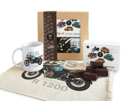 BMW GS — paczka (Zawartość paczki: koszulka - torba - kubek - słodycze; Rozmiar koszulki / bluzy: 3XL (damska); Kolor koszulki / bluzy: jasnoszary mel. Szare bluzki sportowe damskie nikiniki, s, z bawełny, bez kołnierzyka, bez ramiączek. Za 169.00 zł.