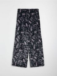Spodnie polarowe od piżamy Hello Kitty - czarny. Czarne piżamy damskie Sinsay, l, bez wzorów, z polaru, bez ramiączek. Za 29.99 zł.
