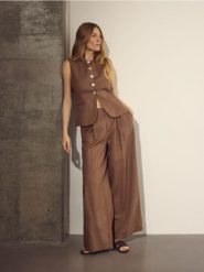 Szerokie spodnie z lnem - beżowy. Brązowe spodnie materiałowe damskie Reserved, bez wzorów, z wiskozy. Za 139.99 zł.