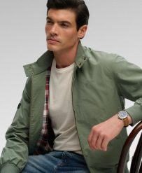 Superdry Klasyczna kurtka Harrington relaxed fit – Lily Pad Green. Zielone kurtki damskie Superdry., s, z aplikacjami, z materiału, bez kaptura. Za 407.60 zł.