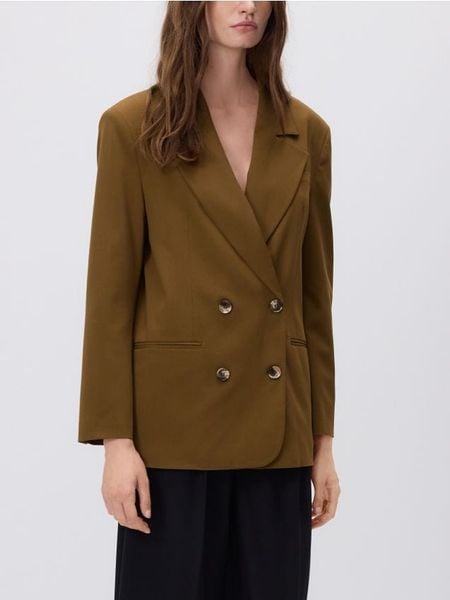 Dwurzędowa marynarka z wiskozą - warm olive. Zielone marynarki i żakiety damskie Reserved, l, bez wzorów, z tkaniny. W wyprzedaży za 159.99 zł.