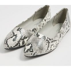 Baleriny z wężowym wzorem - Wielobarwny. Baleriny damskie Sinsay, bez wzorów, bez obcasa. Za 29.99 zł.