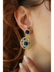 L'Atelier de Gaia Pozłacane kolczyki z lapis lazuli i cyrkoniami rozmiar: onesize. Niebieskie kolczyki damskie L'Atelier de Gaia, z cyrkonią, pozłacane. Za 43.99 zł.