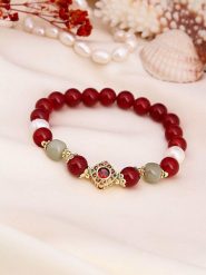 Pierres de Jade Pozłacana bransoletka z perłami i agatem rozmiar: onesize. Czerwone bransoletki damskie Pierres de Jade, pozłacane. Za 43.99 zł.