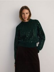 Sweter z ozdobną aplikacją - ciemnozielony. Zielone swetry klasyczne damskie Reserved, l, z dzianiny, bez kołnierzyka. W wyprzedaży za 49.99 zł.