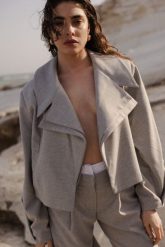 Krótka marynarka z wiskozą w kolorze SZARYM - LUKSOR. Szare marynarki i żakiety damskie Marsala, bez wzorów, z elastanu, eleganckie. W wyprzedaży za 234.95 zł.