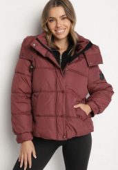 Bordowa Kurtka Puffer o Fasonie Oversize z Kapturem i Naszywką Azirva. Czerwone kurtki damskie Born2be, l, z aplikacjami, z dzianiny, z kapturem. Za 169.99 zł.