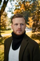Zimowy komin z ociepleniem Brødrene k1 czarny 9911. Czarne szaliki męskie na zimę, bez wzorów. Za 49.00 zł.