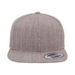 Klasyczna Czapka Z Daszkiem. Fioletowe czapki z daszkiem damskie FLEXFIT, bez wzorów. Za 68.99 zł.