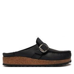 Klapki Birkenstock. Czarne klapki damskie Birkenstock, bez wzorów, bez obcasa. Za 549.99 zł.