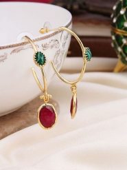 Pierres de Jade Pozłacane kolczyki-półkreole z agatami rozmiar: onesize. Czerwone kolczyki damskie Pierres de Jade, z agatem, pozłacane. Za 60.99 zł.