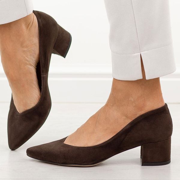 Brązowe zamsz skórzane Polskie czółenka damskie na obcasie Prestige 2235/obl. Brązowe czółenka damskie Prestige, bez wzorów, ze skóry, bez obcasa, na obcasie. Za 419.00 zł.