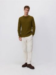 Sweter ze strukturalnej dzianiny - oliwkowy. Zielone swetry męskie Reserved, l, bez wzorów, z bawełny, bez kołnierzyka. W wyprzedaży za 39.99 zł.