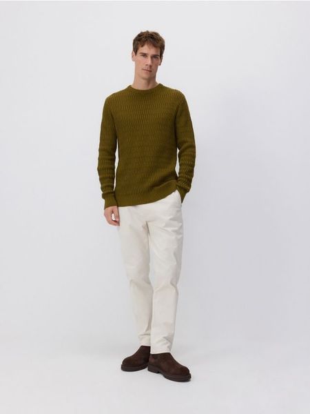 Sweter ze strukturalnej dzianiny - oliwkowy. Zielone swetry męskie Reserved, l, bez wzorów, z bawełny, bez kołnierzyka. W wyprzedaży za 39.99 zł.