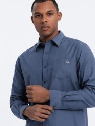 Bawełniana męska koszula z kieszenią REGULAR FIT - niebieska V3 OM-SHCS-0147 - L. Niebieskie koszule męskie Ombre Clothing, l, bez wzorów, z bawełny, bez kołnierzyka, bez ramiączek. W wyprzedaży za 79.99 zł.