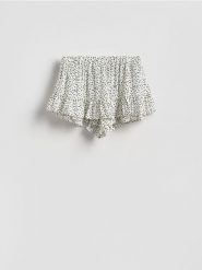 Szorty w groszki - złamana biel. Szorty damskie Reserved, bez wzorów, z wiskozy. Za 79.99 zł.