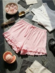 Bawełniane szorty piżamowe z falbanką - różowy. Czerwone piżamy damskie Sinsay, l, bez wzorów, z bawełny, bez ramiączek. Za 15.99 zł.