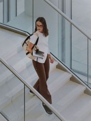 4F Legginsy w prążki z rozszerzanymi nogawkami damskie - brązowe L. Brązowe legginsy damskie 4f, l, bez wzorów, z dzianiny. Za 149.99 zł.
