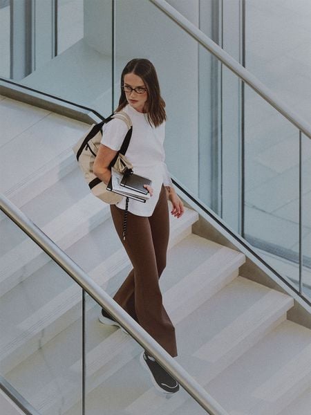 4F Legginsy w prążki z rozszerzanymi nogawkami damskie - brązowe L. Brązowe legginsy damskie 4f, l, bez wzorów, z dzianiny. Za 149.99 zł.