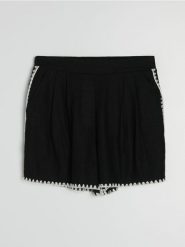 Szorty z szydełkowymi detalami - czarny. Czarne szorty damskie Sinsay, bez wzorów. Za 39.99 zł.