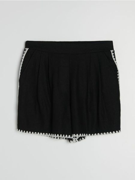 Szorty z szydełkowymi detalami - czarny. Czarne szorty damskie Sinsay, bez wzorów. Za 39.99 zł.