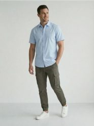 Spodnie jogger cargo - khaki. Brązowe spodnie materiałowe męskie Sinsay, bez wzorów. Za 59.99 zł.