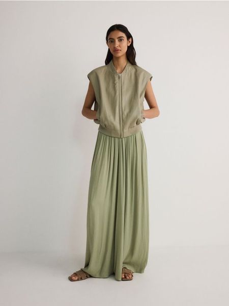 Spodnie palazzo - jasnozielony. Zielone spodnie materiałowe damskie Reserved, bez wzorów, z tkaniny. W wyprzedaży za 89.99 zł.