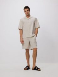 Strukturalne szorty loose - beżowy. Brązowe szorty męskie Reserved, z bawełny, bez kołnierzyka. Za 119.99 zł.