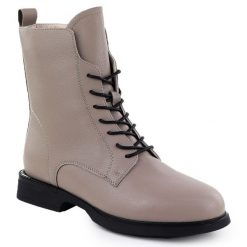 Skórzane botki damskie workery beżowe Filippo DBT7222. Brązowe botki damskie Filippo, ze skóry, bez obcasa, bez zapięcia. Za 299.99 zł.