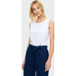 Biała bawełniana bluzka. Białe bluzki damskie Greenpoint, bez wzorów, z bawełny, bez kołnierzyka, bez ramiączek. Za 49.99 zł.