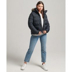 Damska kurtka z kapturem Superdry. Czarne kurtki damskie Superdry., bez wzorów, z puchu, z kapturem. Za 549.00 zł.