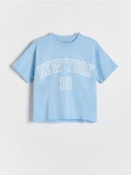 Krótki t-shirt z nadrukiem - jasnoniebieski. Niebieskie koszulki dziewczęce Reserved, bez wzorów, z bawełny, bez ramiączek. Za 39.99 zł.