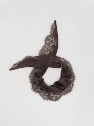 Szal z koronką - ciemnobrązowy. Brązowe szaliki i kominy damskie Reserved, bez wzorów, z koronki. Za 59.99 zł.