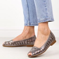 Srebrne pw ażurowe półbuty damskie Potocki 12392. Szare półbuty damskie POTOCKI, w ażurowe wzory, ze skóry, eleganckie, z otwartym noskiem, bez obcasa, na obcasie. Za 169.00 zł.