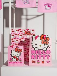 Torba prezentowa Hello Kitty - różowy. Czerwone torebki klasyczne damskie Sinsay, bez wzorów, bez dodatków. Za 15.99 zł.