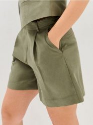 Szorty z lyocellu z zakłądkami i domieszką lnu - zielony. Zielone szorty damskie Sinsay, bez wzorów, z lyocellu. Za 49.99 zł.